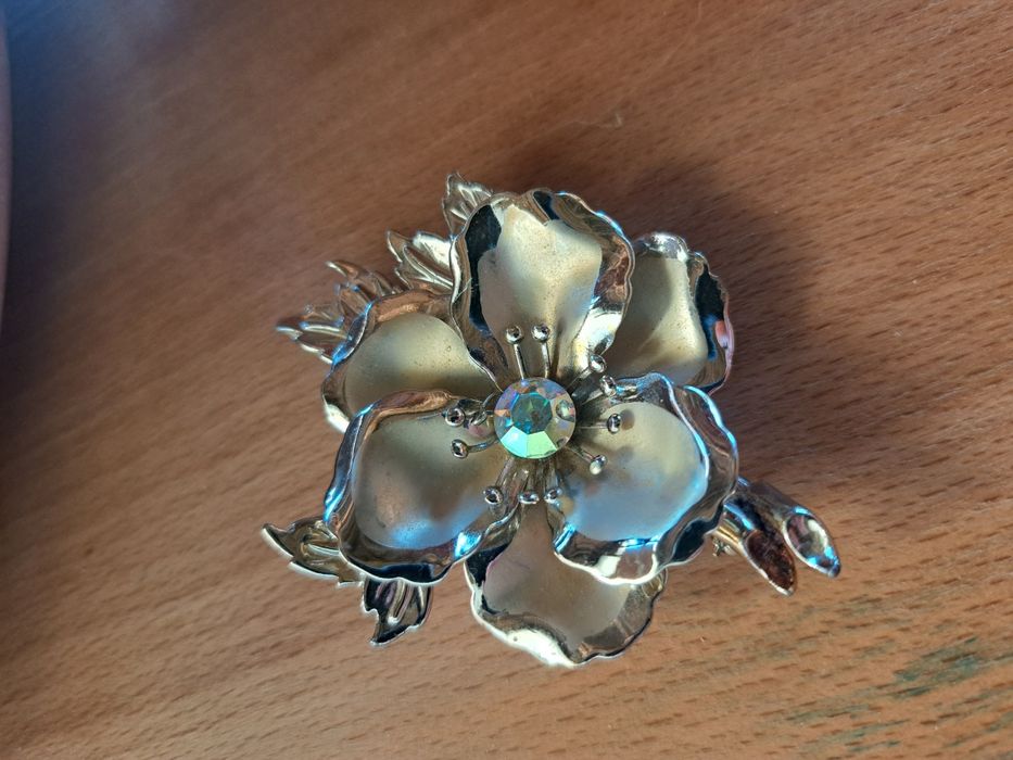 Брошка -ретро модел