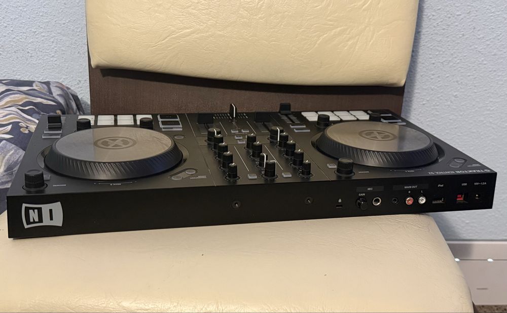 Traktor kontrol s2 + Traktor Pro 4 software
