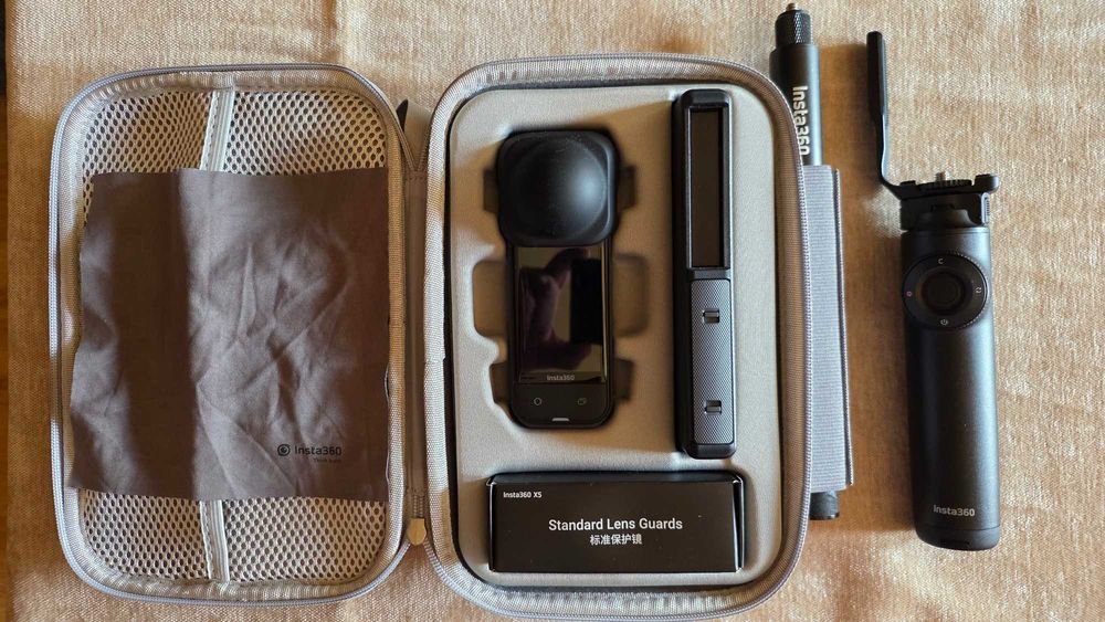 Insta360 X5 - 72 megapixeli - Essentials Bundle