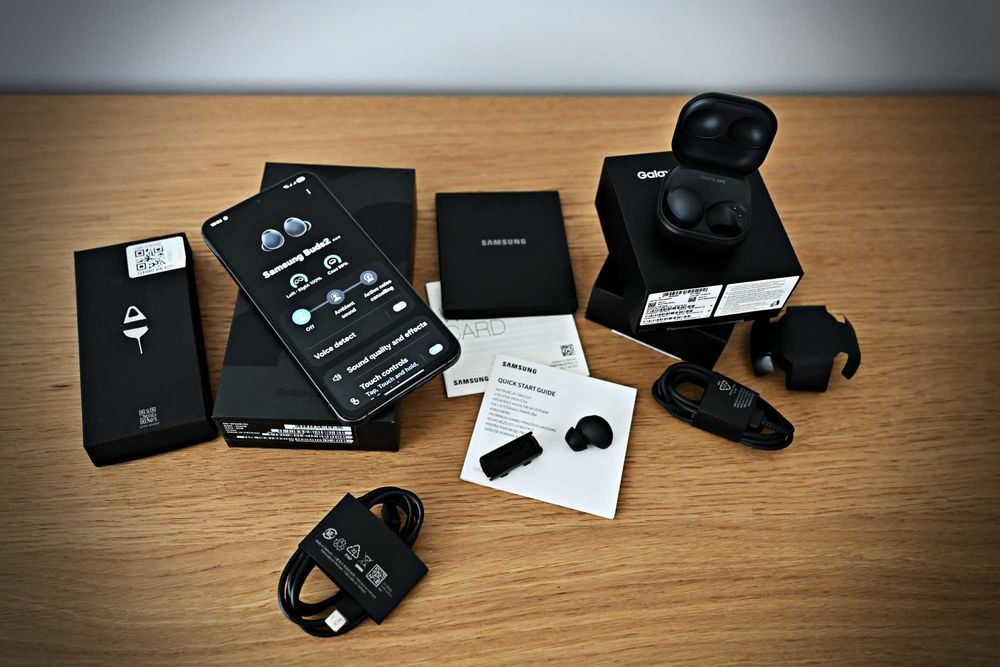 Комплект SAMSUNG S22+ със слушалки - в неразличимо от ново състояние