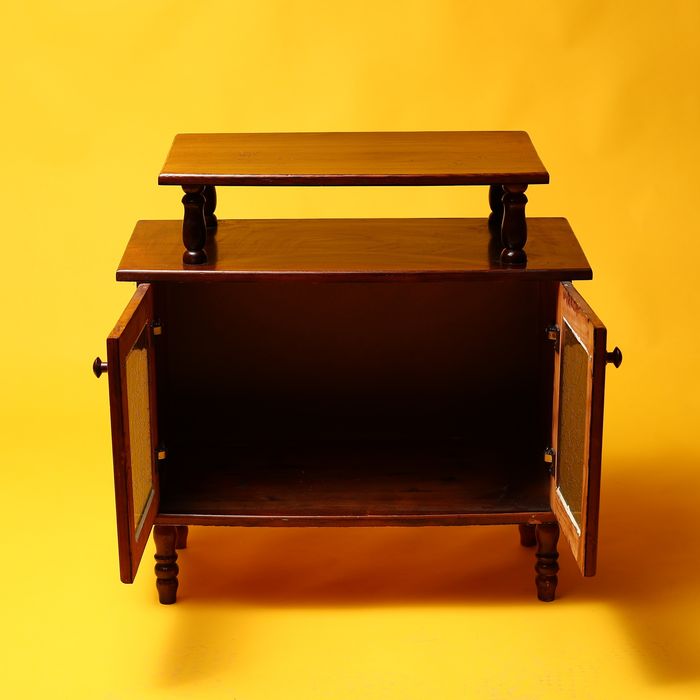 Красиво дървено шкафче