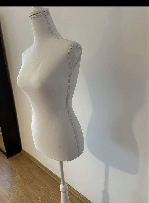 Vand manechin alb sau negru