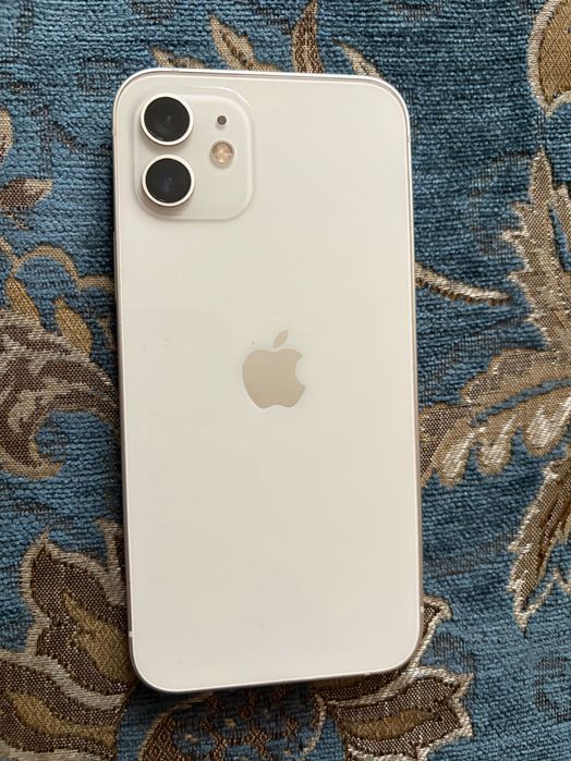 Apple iPhone 12 белого цвета