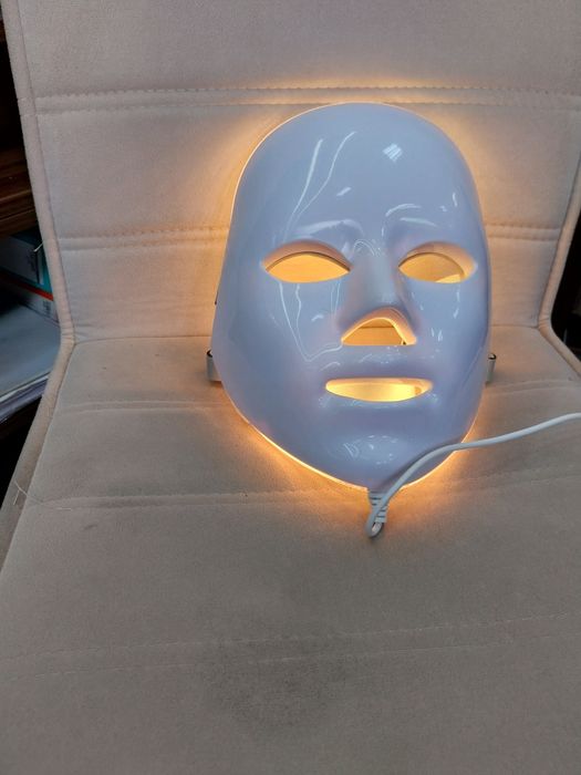 Козметична LED маска за лице.