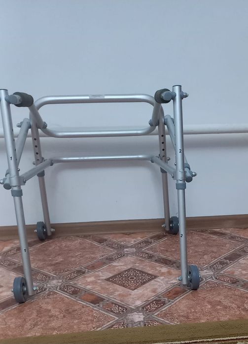 Ходунки инвалидные детские