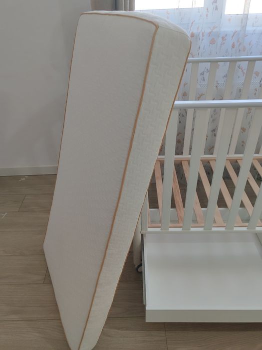 Set pătuț bebe lemn masiv + saltea+protecții–totul inclus,impecabil