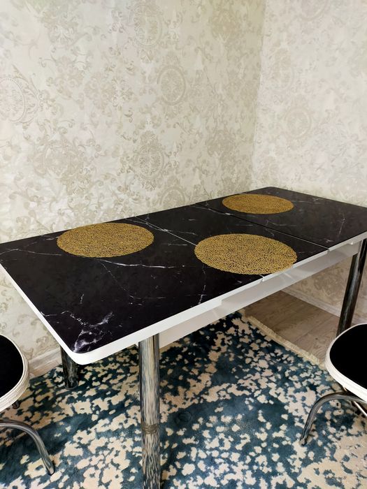 Стол с шести стулями