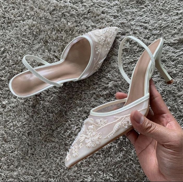 Белые невысокие каблуки Zara