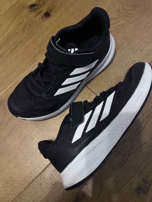 Adidasi negri marime 35