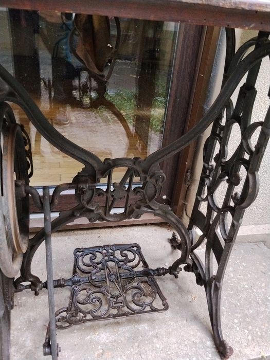 Mașina de cusut veche