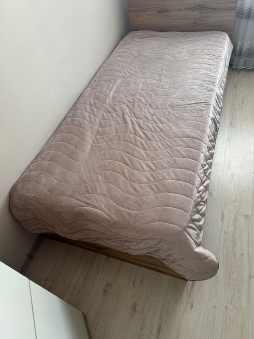 Единично легло 200x90 с подматрачна рамка и матрак