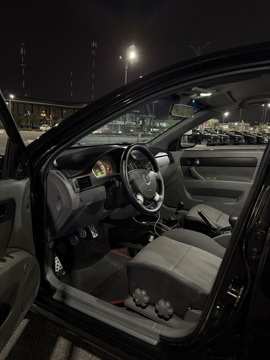 Lasetti 1.8 sotiladi