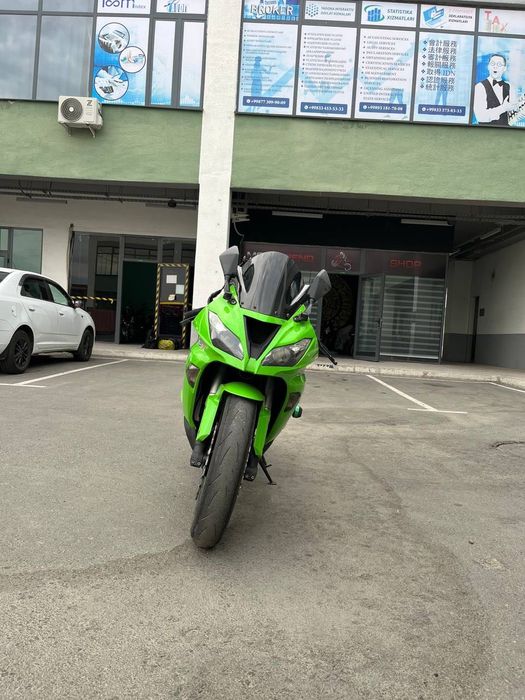 Kawasaki  ZX-6R.
