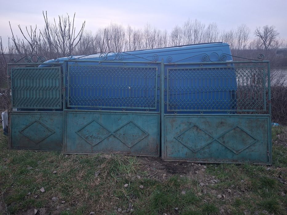 Vând Porți metalice folosite