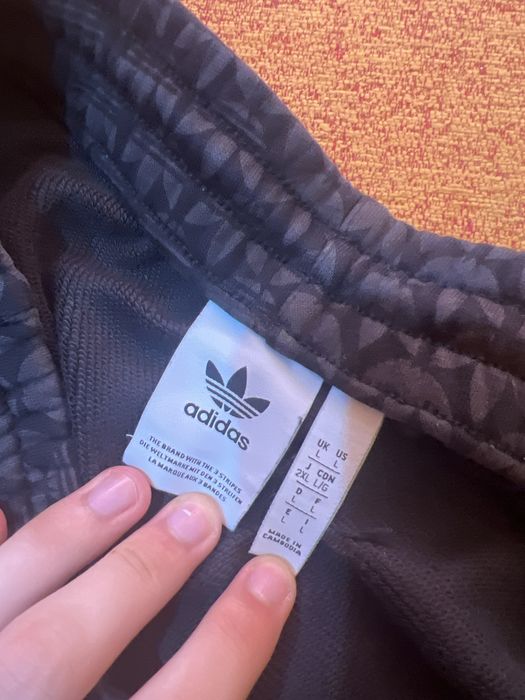 pantaloni scurti originali adidas marimea L perfect pentru M