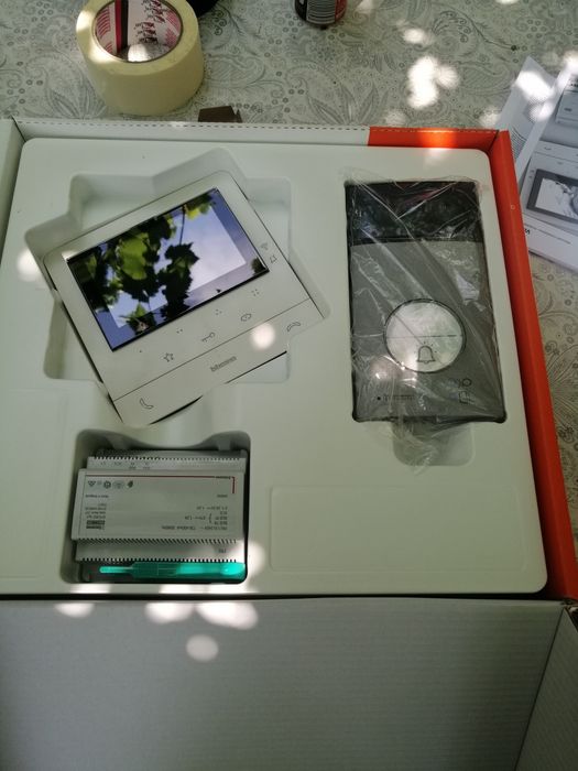 Видео Домофонна система и осветителни тела