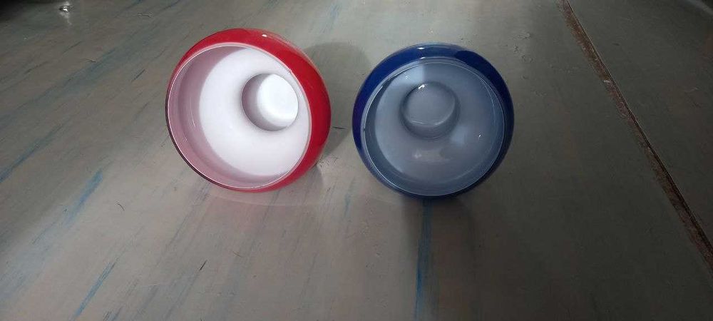 Продам две винтажные вазы одинакового размера, разного цвета