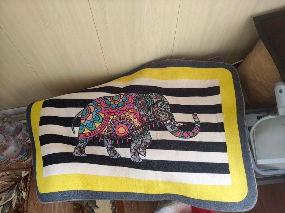 Продам коврик для коридора.