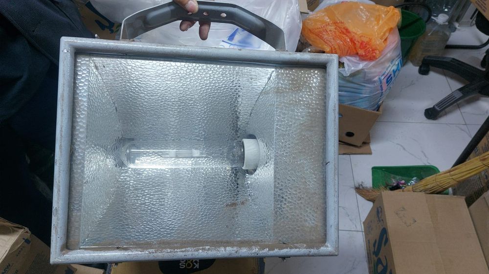 Қолданылған прожектор сатылады.