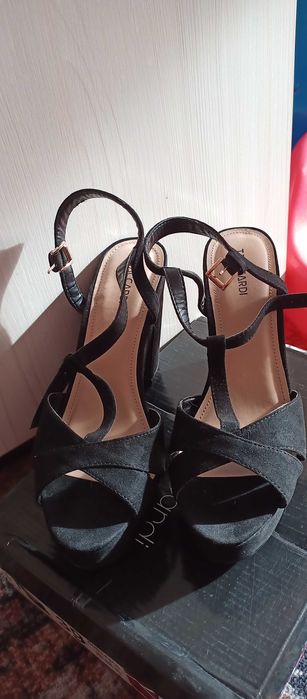 Продам черные босоножки