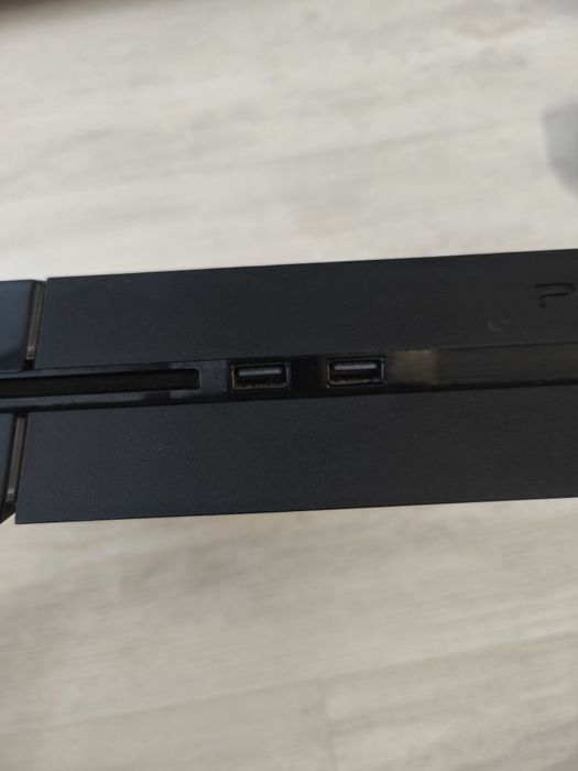 Playstation 4 + 10 игри + 3 джойстика
