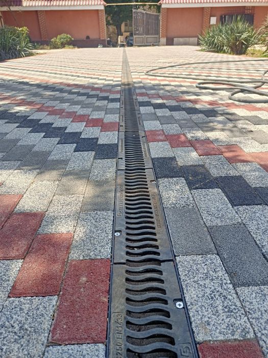 Лоток, линейной вода отвод, арик ховлида брусчатка. Полиуретановые пол