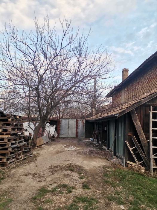 Тухлена къща !!! и  селскостопански постройки  село Горна Кабда