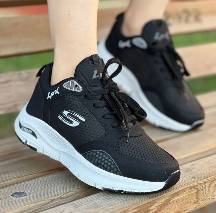 Жаңа кроссовки. 39-40 размер