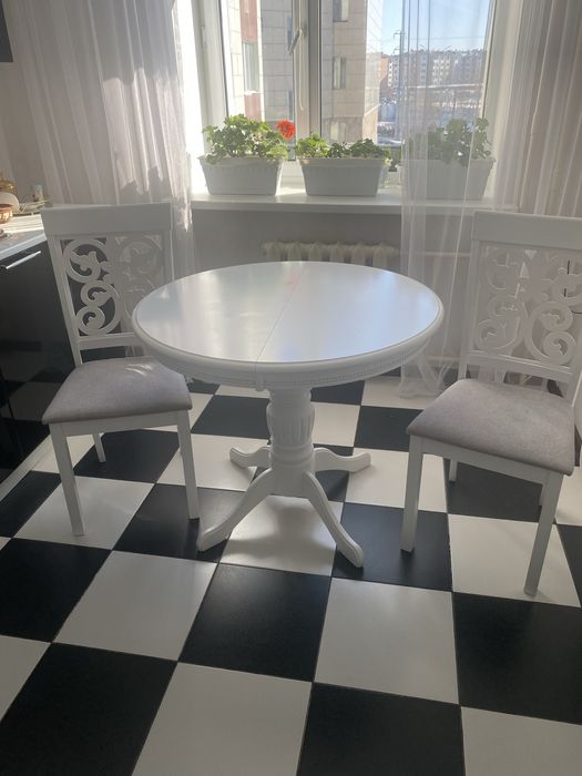 Продам  деревянный стол и два стула