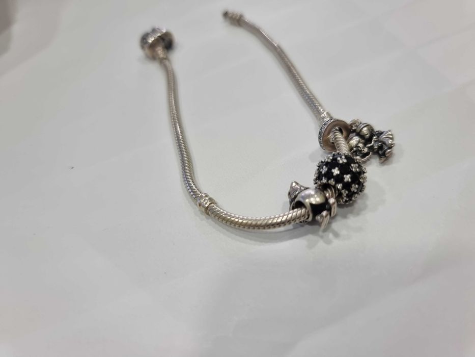 Дамска сребърна гривна Pandora с елементи