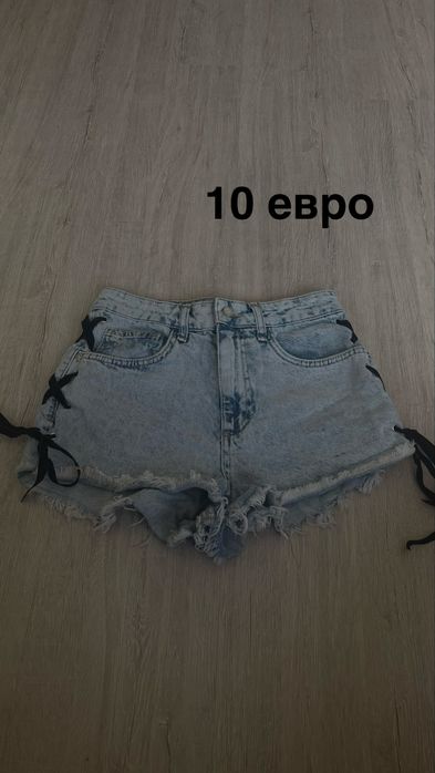 Сини къси дънкени панталони с ефект отстрани.