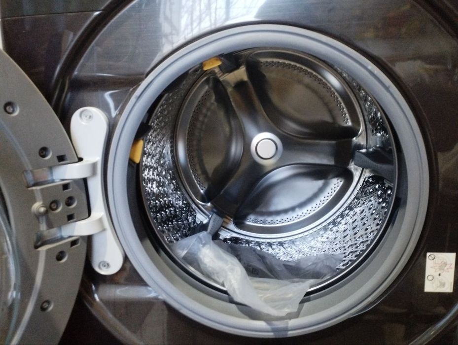 Стиральная машина Samsung WF18T8000GV — это автоматическая фронтальная