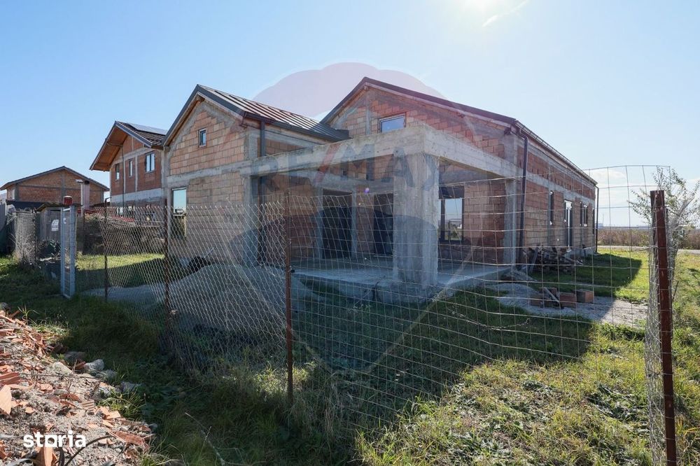 Casa cu potential de investitie, constructie noua la rosu