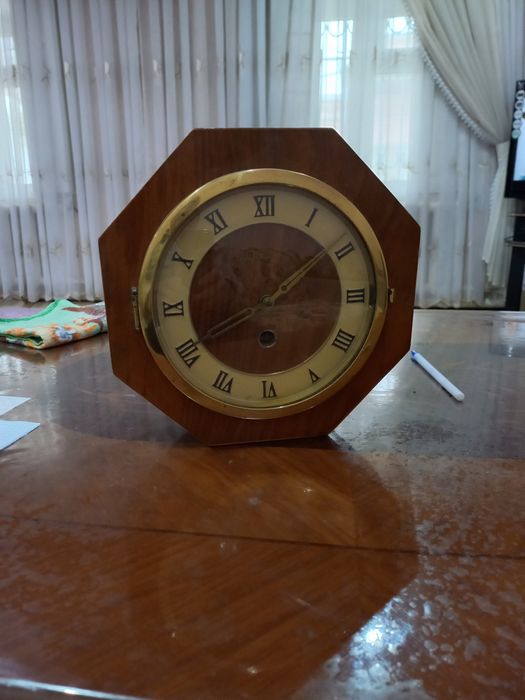 Часы механические,  антикварные.