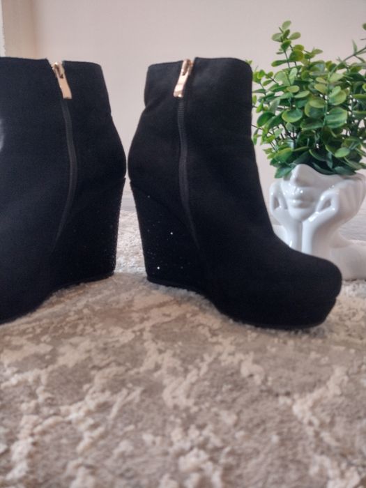 Велурени боти с платформа