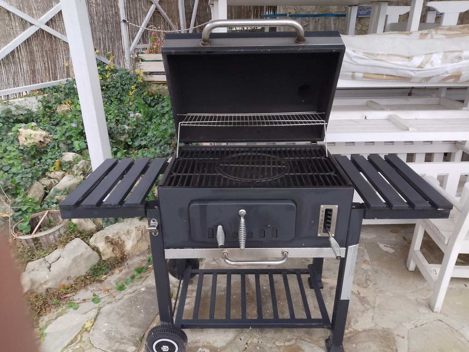 Барбекю на дървени въглища