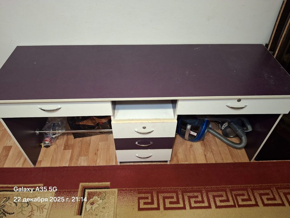 Стол письменный.