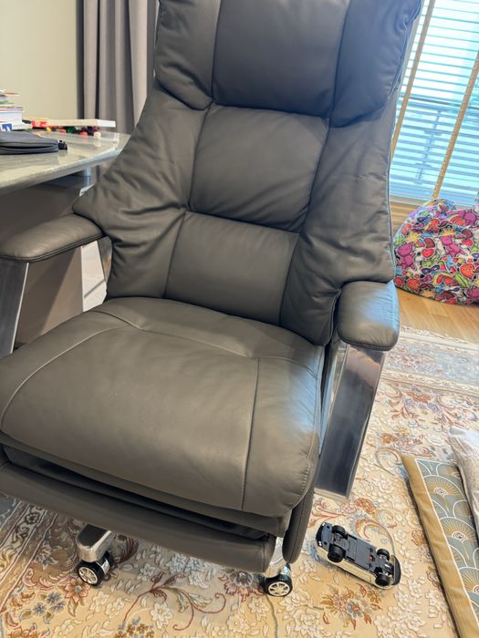 Продам кожаное кресло руководителя