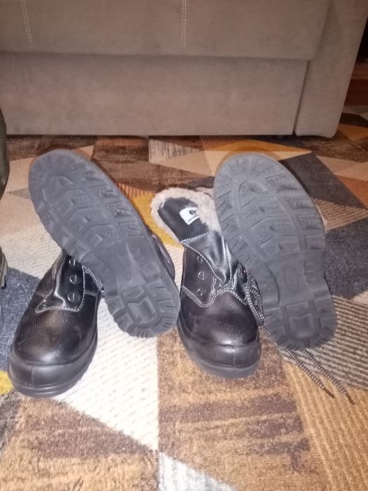 Продам рабочий обувь.