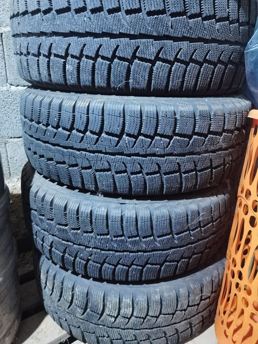 Vând 4 cauciucuri iarnă cu tot cu jante tabla