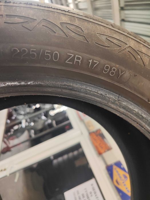 2бр.летни гуми 225/50/17 Vredestein