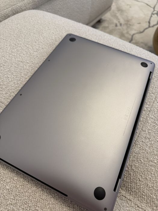 MacBook Pro 13” (2016) – Intel i5, 8GB RAM, 256GB SSD