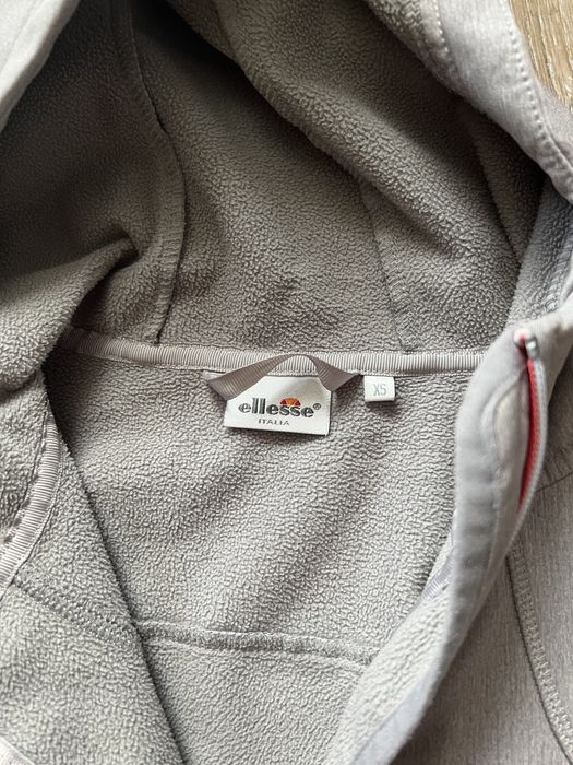 Яке за момиче на Ellesse