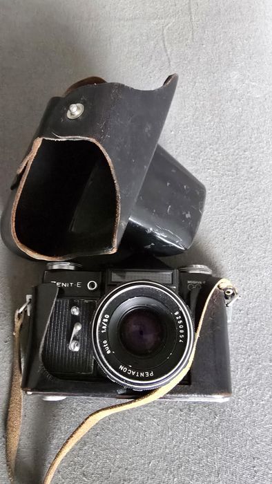 Aparat foto Zenit E cu obiectiv Pentacon 50 cu 1.8