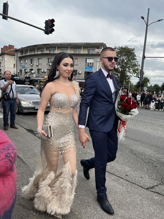 Рокля с камъни и пера