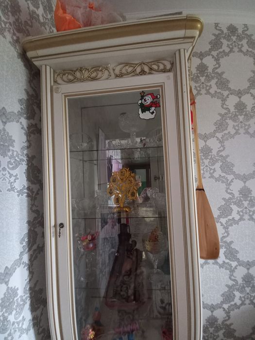 Шкаф для посуды.  Почти новый.