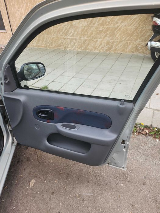 лека кола Рено клио