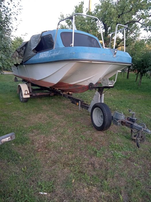 Barcă cu motor și peridoc