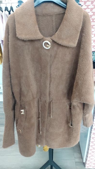 Красива топла жилетка, чисто нова