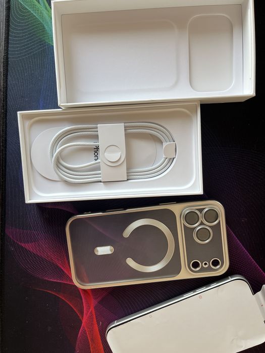 Продам АЙФОН 17 про Мах 256 g e sim новый